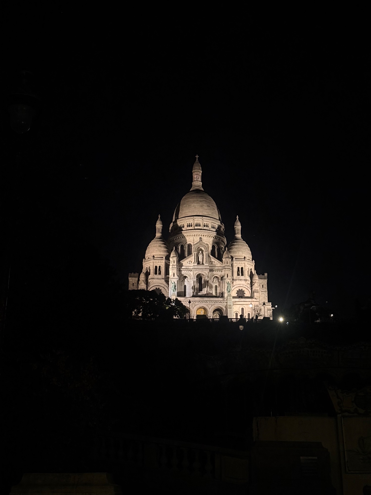 Sacré-Cœur floodlit against the night sky