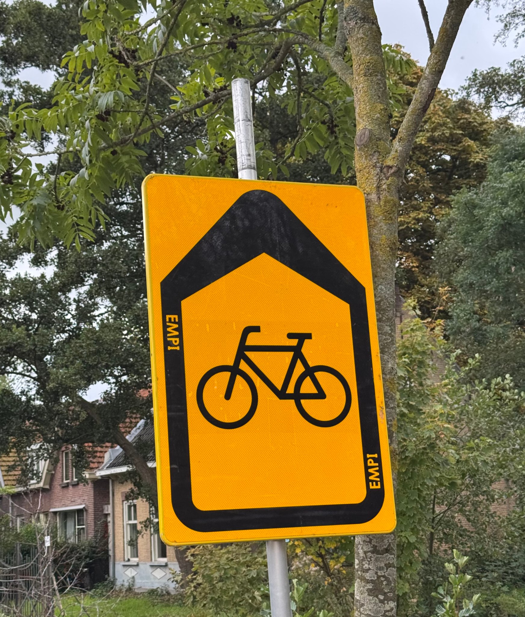 Yellow cycle detour sign in Schiedam